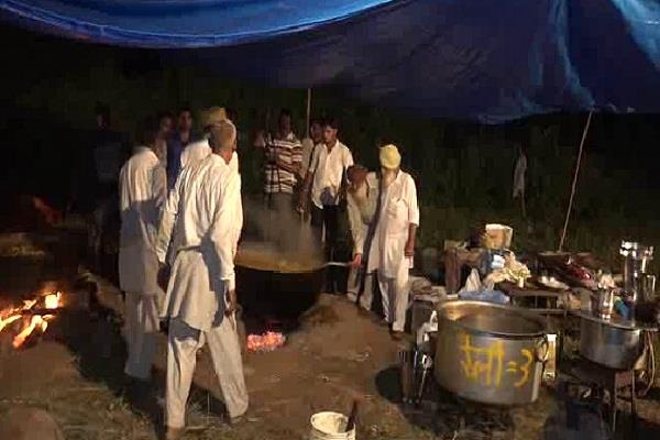 ਨਾਮਚਰਚਾ ਘਰ ''ਚ ਲੰਗਰ ਦਾ ਪ੍ਰਬੰਧ, 10 ਲੱਖ ਲੋਕਾਂ ਦੇ ਲਈ ਬਣ ਰਿਹੈ ਲੰਗਰ