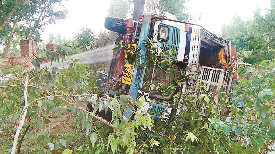 ਕੌਮੀ ਸ਼ਾਹ ਮਾਰਗ ''ਤੇ ਪਲਟਿਆ ਤੇਲ ਦਾ ਕੈਂਟਰ