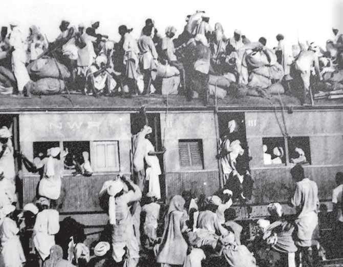 ਇਨ੍ਹਾਂ ਤਸਵੀਰਾਂ ''ਚ ਬਿਆਨ ਹੁੰਦਾ ਹੈ 1947 ਦਾ ਖੌਫਨਾਕ ਮੰਜ਼ਰ, ਆਪਣੀ ਹੀ ਜ਼ਮੀਨ ਛੱਡਣ ਲਈ ਮਜਬੂਰ ਹੋਏ ਸਨ ਲੋਕ