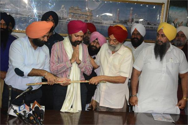 uk mp tanmanjeet singh dhesi honor by dsgmc