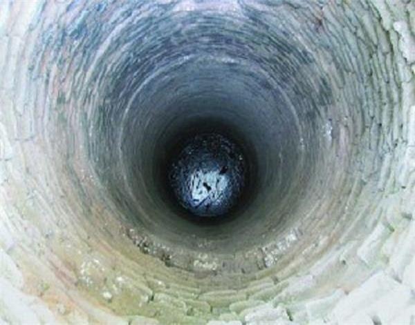 2 people drowning after dipping the soil while digging well