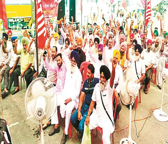 ਹੈਂਕੜਬਾਜ਼ ਬੱਸ ਮਾਲਕਾਂ ਖਿਲਾਫ ਗਰਜੇ ਵਰਕਰਜ਼ ਯੂਨੀਅਨ ਦੇ ਨੁਮਾਇੰਦੇ