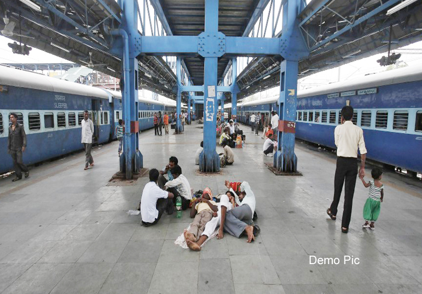 ਪਲੇਟਫਾਰਮ ''ਤੇ ਡਿੱਗੇ ਖਾਣੇ ਨੂੰ ਦੋਬਾਰਾ ਪੈਕ ਕਰਨ ਦੀ ਵਾਇਰਲ ਹੋ ਰਹੀ ਵੀਡੀਓ ਦਾ ਸੱਚ ਆਇਆ ਸਾਹਮਣੇ