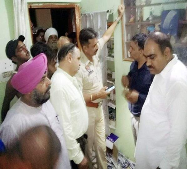 ਡਾਕਟਰ ਦੇ ਘਰ ਅਚਾਨਕ ਛਾਪੇਮਾਰੀ ਦੌਰਾਨ ਹਥਿਆਰਾਂ ਦੇ ਬਲ ''ਤੇ ਮੰਗੇ ਪੈਸੇ