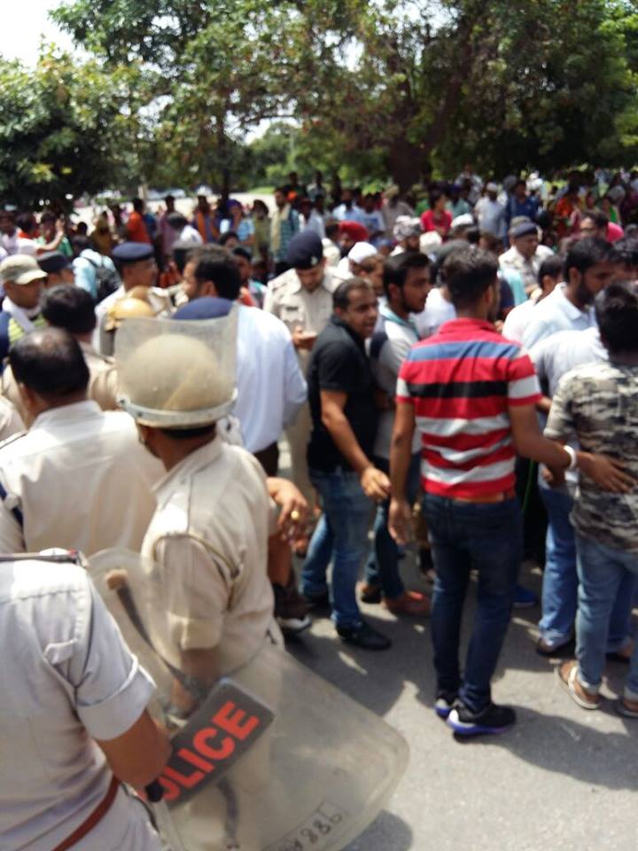 ਪੰਚਕੂਲਾ : ਡੇਰਾ ਪ੍ਰੇਮੀਆਂ ਨੇ ਰੇਲਵੇ ਸਟੇਸ਼ਨ ''ਤੇ ਬੈਰੀਕੇਟਸ ਤੋੜੇ, ਅੱਗੇ ਵਧੇ (ਤਸਵੀਰਾਂ)