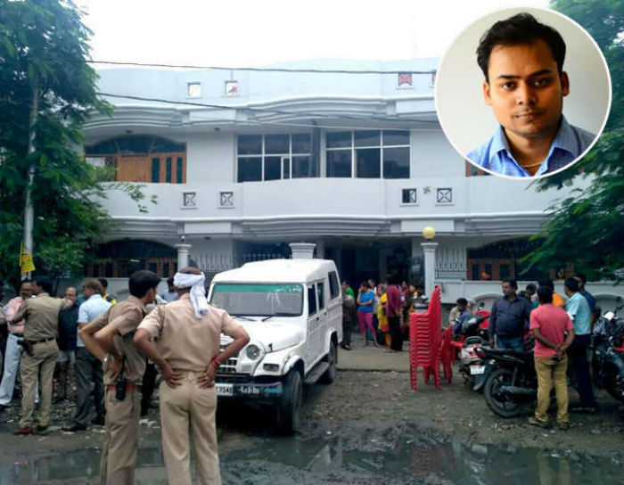 ਟਾਇਲਟ ''ਚ ਲਟਕਦੀ ਮਿਲੀ ਲਾਸ਼, 2 ਦਿਨਾਂ ਤੱਕ ਬੇਟੇ ਨੂੰ ਬਾਹਰ ਲੱਭਦੇ ਰਹੇ ਮਾਤਾ-ਪਿਤਾ