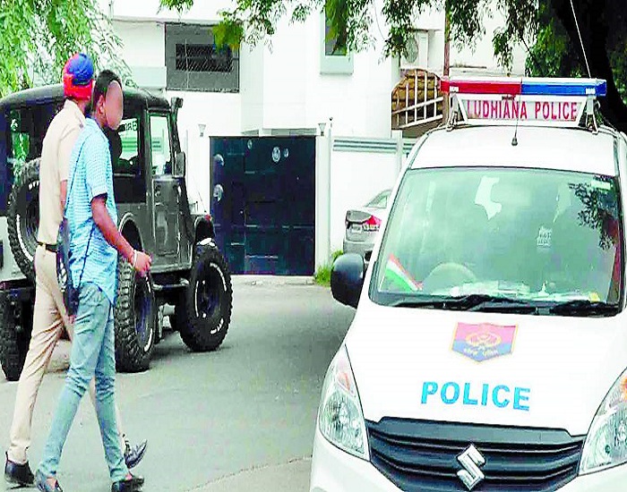 ਕਾਲਜਾਂ ਦੇ ਬਾਹਰ ਮੰਡਰਾਉਂਦੇ ਮਜਨੂੰਆਂ ''ਤੇ ਪੁਲਸ ਕੱਸੇਗੀ ਸ਼ਿਕੰਜਾ