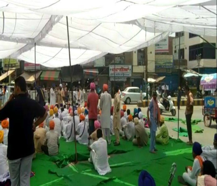 ਸ੍ਰੀ ਗੁਰੂ ਗ੍ਰੰਥ ਸਾਹਿਬ ਜੀ ਦੀ ਬੇਅਬਦੀ ਮਾਮਲੇ ''ਚ ਦੋਸ਼ੀਆਂ ਦੀ ਗ੍ਰਿਫਤਾਰੀ ਨਾ ਹੋਣ ਦੇ ਰੋਸ ਵਜੋਂ ਧਰਨਾ ਸ਼ੁਰੂ