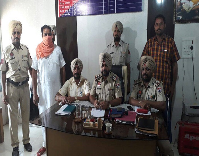 ਭਾਰੀ ਮਾਤਰਾ ''ਚ ਦੇਸੀ ਸ਼ਰਾਬ ਸਮੇਤ ਨਸ਼ੀਲੀਆਂ ਗੋਲੀਆਂ ਬਰਾਮਦ ਹੋਣ ''ਤੇ ਕੇਸ ਦਰਜ, ਸਰਪੰਚ ਫਰਾਰ, ਭਰਾ ਗ੍ਰਿਫਤਾਰ