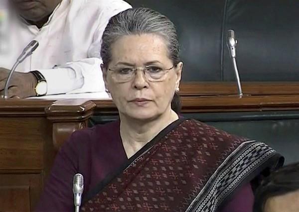 sonia gandhi targets rss on the issue of quit india movement