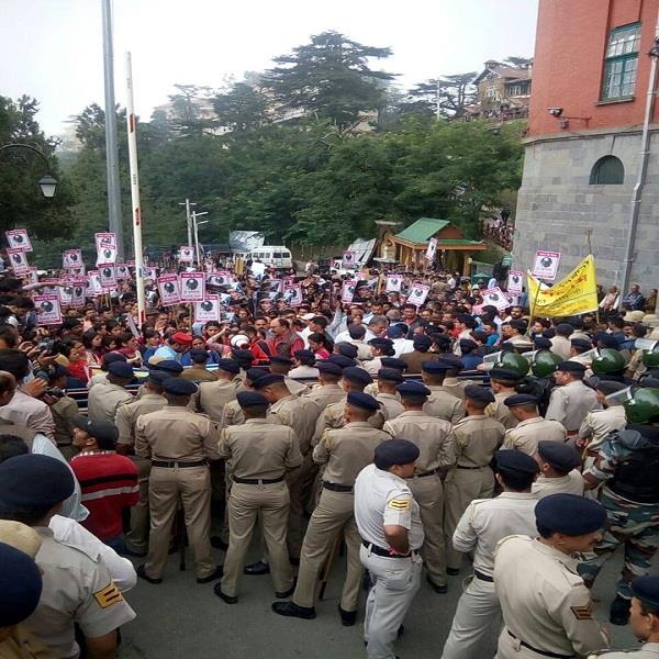 ਗੁੜੀਆ-ਹੁਸ਼ਿਆਰ ਮਾਮਲੇ ''ਚ ਫਿਰ ਸੜਕਾਂ ''ਤੇ ਉੱਤਰੇ ਲੋਕ, ਸੈਂਕੜਿਆਂ ਲੋਕਾਂ ਨੇ ਘੇਰਿਆ ਡੀ. ਸੀ. ਆਫਿਸ