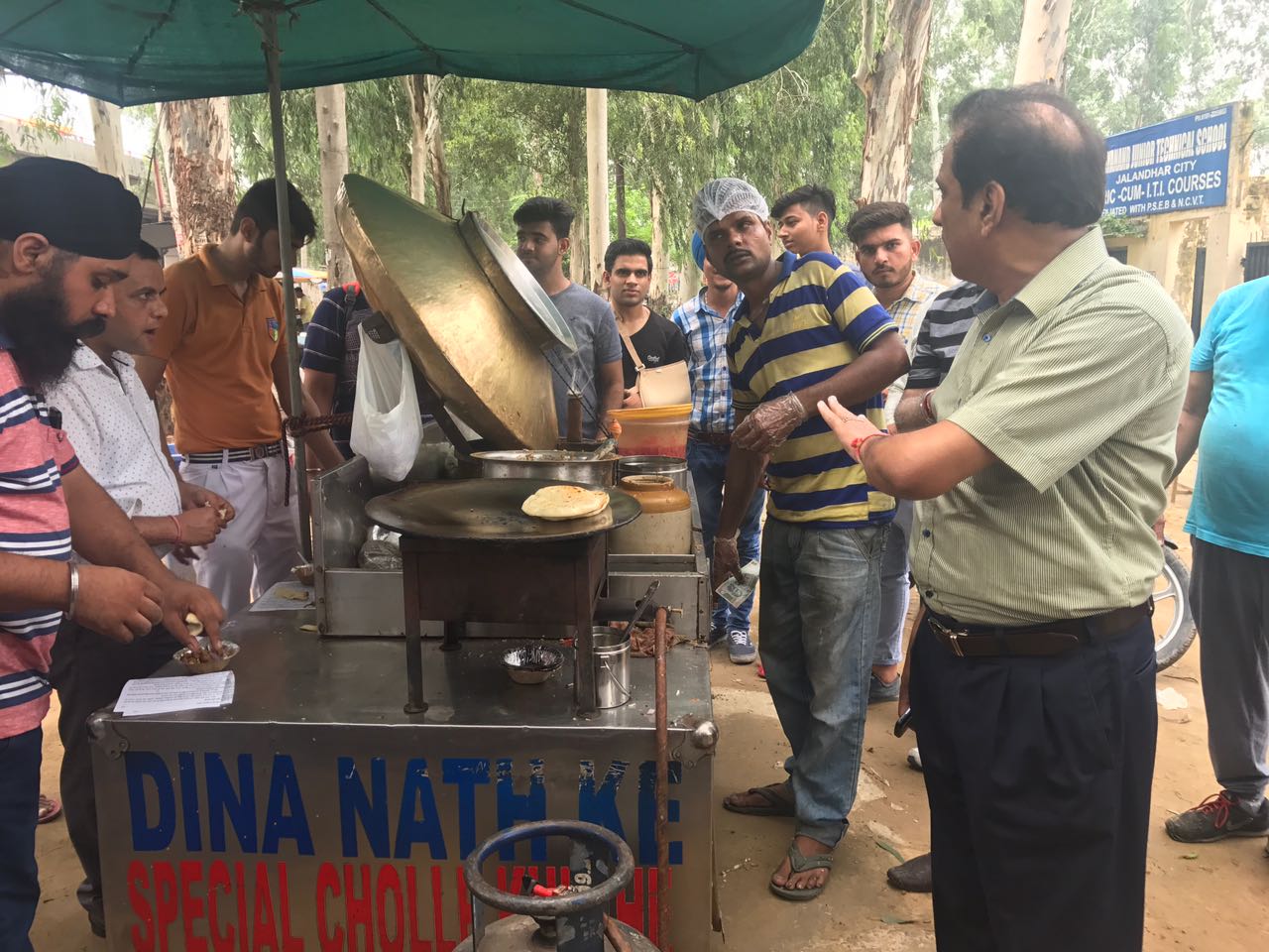 ਜਲੰਧਰ ''ਚ ਸਿਹਤ ਵਿਭਾਗ ਨੇ ਕੀਤੀ ਅਚਨਚੇਤ ਛਾਪੇਮਾਰੀ, ਦੀਨਾਨਾਥ ਕੁਲਚੇ ਵਾਲੇ ਦੇ ਵੀ ਭਰੇ ਸੈਂਪਲ