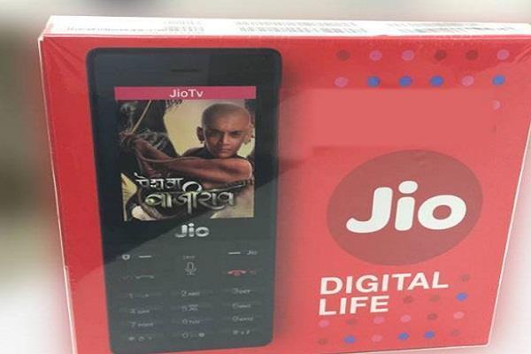 the retail box of jio phone came in front you also see