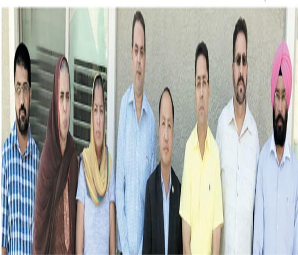 mayor steve lee and mla aman arora express sympathy to simranjit singh s family