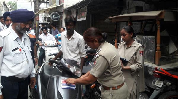 ਨਾਜਾਇਜ਼ ਕਬਜ਼ੇ ਹਟਾ ਕੇ ਖੜ੍ਹੇ ਵਾਹਨਾਂ ਦੇ ਕੱਟੇ ਚਲਾਨ