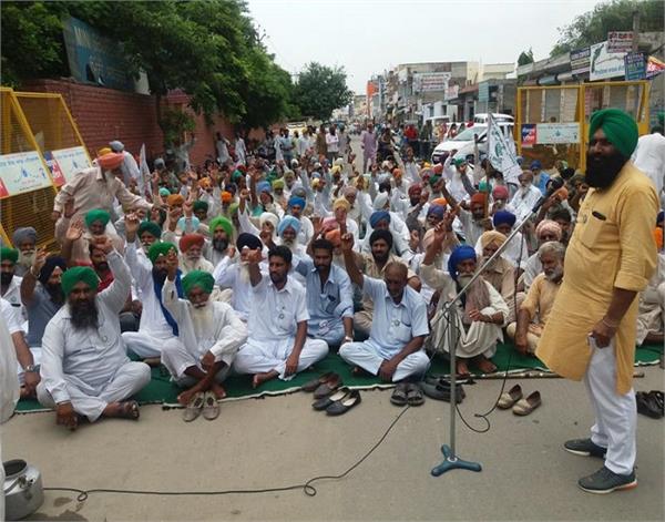 punjab farmers organization dharna in d c  office