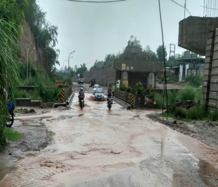 ਮੀਂਹ ਦੇ ਪਾਣੀ ਦੀ ਸ੍ਰੀ ਆਨੰਦਪੁਰ ਸਾਹਿਬ ਹਾਈਡਲ ਚੈਨਲ ਨਹਿਰ ਦੇ ਪੁਲ ਨੂੰ ਜ਼ਬਰਦਸਤ ਮਾਰ