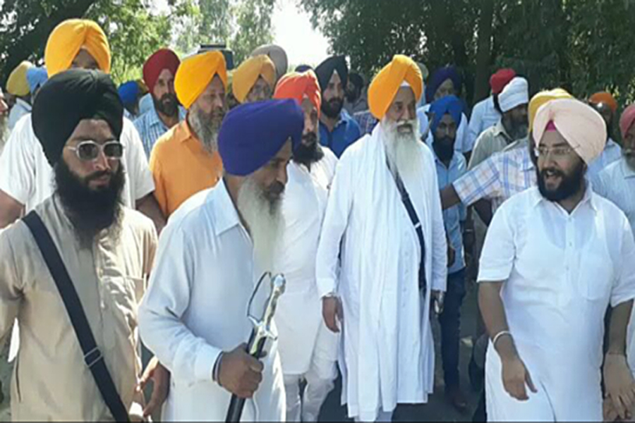 ਗੁਰਦੁਆਰਾ ਕਮੇਟੀ ਦੇ ਵਿਰੋਧ 'ਚ ਛੋਟਾ ਘੱਲੂਘਾਰਾ ਸਾਹਿਬ ਜਾ ਰਹੀਆਂ ਸਿੱਖ ਸੰਗਤਾਂ 'ਤੇ ਪੁਲਸ ਵਿਚਾਲੇ ਧੱਕਾ-ਮੁੱਕੀ