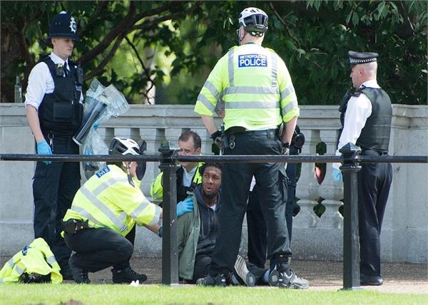 breiten police arrested a person along with knife outside buckingham palace