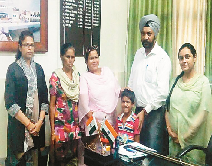 ਰੈੱਡ ਕਰਾਸ ਭਵਨ ਦੇ ਬਾਹਰੋਂ ਮਿਲੇ ਲਾਵਾਰਿਸ ਬੱਚੇ ਨੂੰ ਉਸ ਦੇ ਵਾਰਿਸਾਂ ਨਾਲ ਮਿਲਾਇਆ