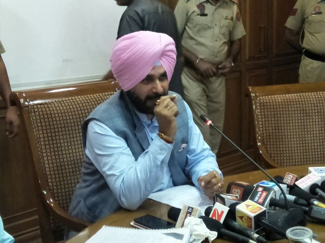 ਨਵਜੋਤ ਸਿੱਧੂ ਨੇ ਇਸ਼ਤਿਹਾਰਾਂ ਦੀ ਵੰਡ ''ਚ ਹੋਏ ਘੋਟਾਲੇ ਦਾ ਕੀਤਾ ਖੁਲਾਸਾ, ਲਿਆਉਣਗੇ ਨਵੀਂ ਨੀਤੀ (ਤਸਵੀਰਾਂ)