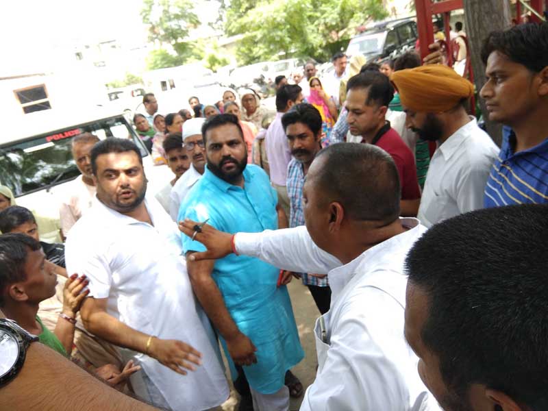 ਕੰਧ ਢਾਹੁਣ ਨੂੰ ਲੈ ਕੇ ਭਿੜੇ ਦੋ ਮੁਹੱਲਿਆਂ ਦੇ ਲੋਕ, ਇੱਟਾਂ-ਰੋੜੇ ਮਾਰ-ਮਾਰ ਇਕ-ਦੂਜੇ ਨੂੰ ਕੀਤਾ ਲਹੂ-ਲੁਹਾਨ (ਦੇਖੋ ਤਸਵ