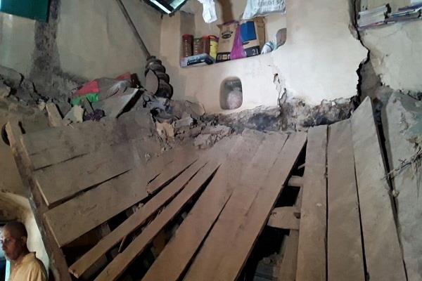 ''Pics'' : ਅਫਸੋਸ ਕਰਨ ਲਈ ਇਕੱਠੇ ਹੋਏ ਲੋਕਾਂ ''ਤੇ ਡਿੱਗੀ ਘਰ ਦੀ ਛੱਤ, 15 ਲੋਕ ਜ਼ਖਮੀ