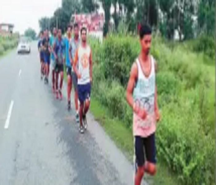 ਗਰਾਊਂਡਾਂ ਨਾ ਹੋਣ ਕਾਰਨ ਨੌਜਵਾਨ ਸੜਕਾਂ ''ਤੇ ਕਰ ਰਹੇ ਨੇ ਦੌੜ ਦੀ ਪ੍ਰੈਕਟਿਸ