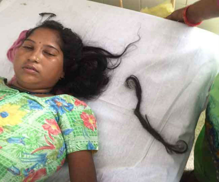 ਘਰ ਦੇ ਬਾਹਰ ਖੜ੍ਹੀ ਔਰਤ ਦੇ ਕੱਟੇ ਵਾਲ, ਹੋਈ ਬੇਹੋਸ਼