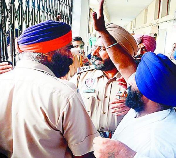 ਅਕਾਲੀ ਵਰਕਰਾਂ ਦੀ ਪੁਲਸ ਦੇ ਨਾਲ ਹੋਈ ਧੱਕਾ-ਮੁੱਕੀ