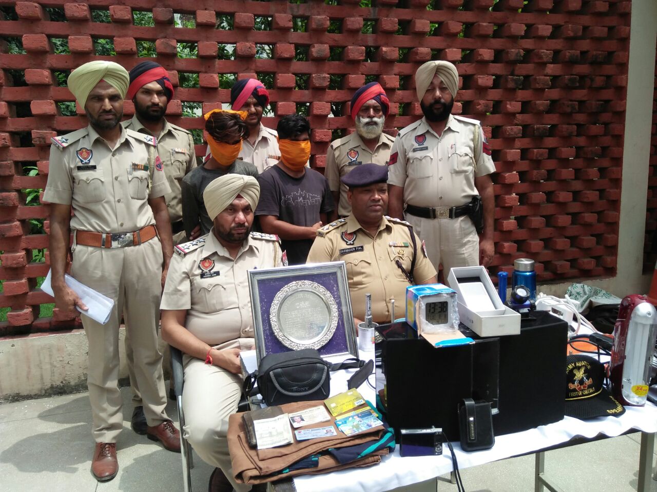 ਮਿਲਟਰੀ ਦੇ ਕੁਆਰਟਰਾਂ ''ਚ ਕਰਦੇ ਸਨ ਚੋਰੀ, ਚੜੇ ਪੁਲਸ ਅੜਿੱਕੇ