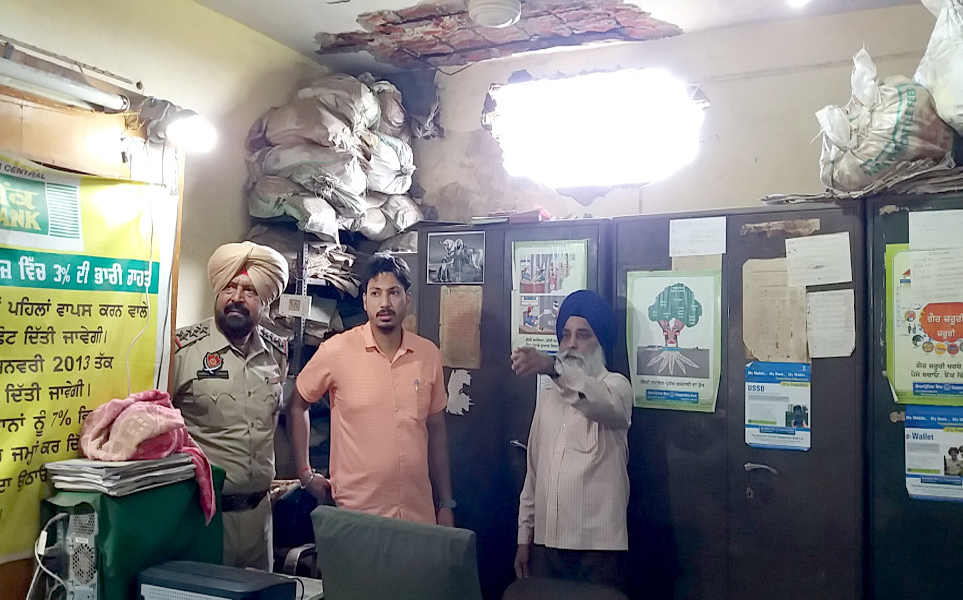 ਕੋਆਪਰੇਟਿਵ ਬੈਂਕ ''ਚ ਚੋਰਾਂ ਨੇ ਲਾਈ ਸੰਨ੍ਹ, ਪੁਲਸ ਨੇ ਸ਼ੁਰੂ ਕੀਤੀ ਜਾਂਚ