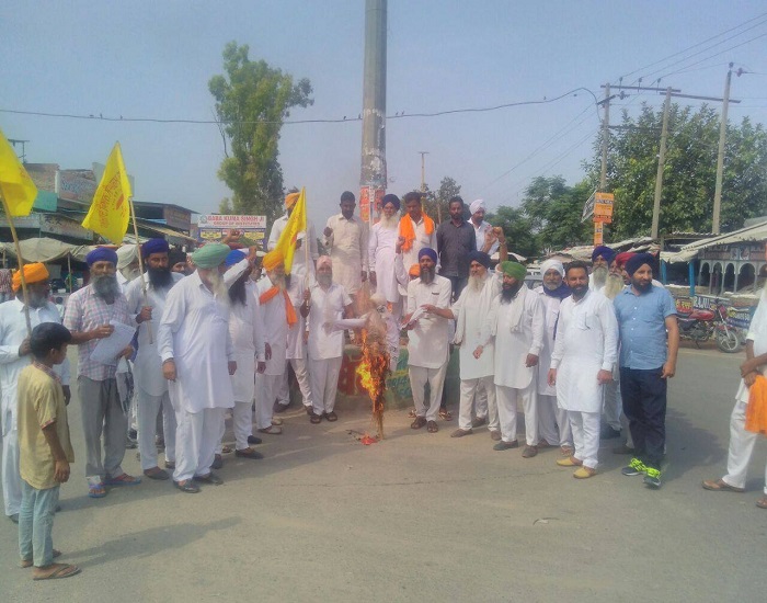 ਅਜ਼ਾਦ ਕਿਸਾਨ ਸੰਘਰਸ਼ ਕਮੇਟੀ ਨੇ ਝਬਾਲ ਚੌਕ ''ਚ ਪ੍ਰਸ਼ਾਸਨ ਦਾ ਪੁਤਲਾ ਸਾੜ ਕੇ ਕੀਤੀ ਨਾਅਰੇਬਾਜ਼ੀ