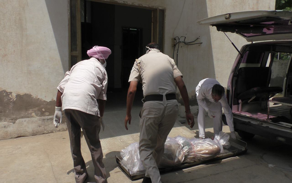 ਰਜਬਾਹੇ ''ਚੋਂ ਮਿਲੀ ਨੌਜਵਾਨ ਔਰਤ ਦੀ ਲਾਸ਼, ਜਾਂਚ ''ਚ ਜੁਟੀ ਪੁਲਸ (ਤਸਵੀਰਾਂ)