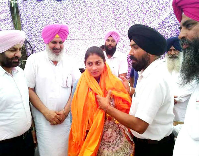 ਅਮਰੀਕਾ ਦੀ ਧਰਤੀ 'ਤੇ ਝੰਡੇ ਗੰਡਣ ਵਾਲੀ ਜਸਪ੍ਰੀਤ ਕੌਰ ਨੂੰ ਤਰਨਤਾਰਨ 'ਚ ਕੀਤਾ ਗਿਆ ਸਨਮਾਨਿਤ