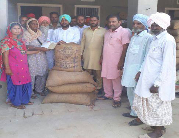 ਪਿੰਡ ਬਰ੍ਹੇ ਵਿਖੇ ਨੀਲੇ ਕਾਰਡ ਧਾਰਕਾਂ ਨੂੰ ਵੰਡੀ ਗਈ ਕਣਕ