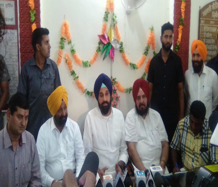 ਕੈਪਟਨ ਸਰਕਾਰ ਵੱਲੋਂ ਕਿਸਾਨਾਂ ਦੇ ਕਰਜ਼ੇ ਮੁਆਫ ਨਾ ਕੀਤੇ ਜਾਣ ਕਾਰਨ ਕਿਸਾਨਾਂ ਦੀਆਂ ਖੁਦਕੁਸ਼ੀਆਂ ਨੇ ਫੜੀ ਤੇਜੀ: ਮਜੀਠੀਆ