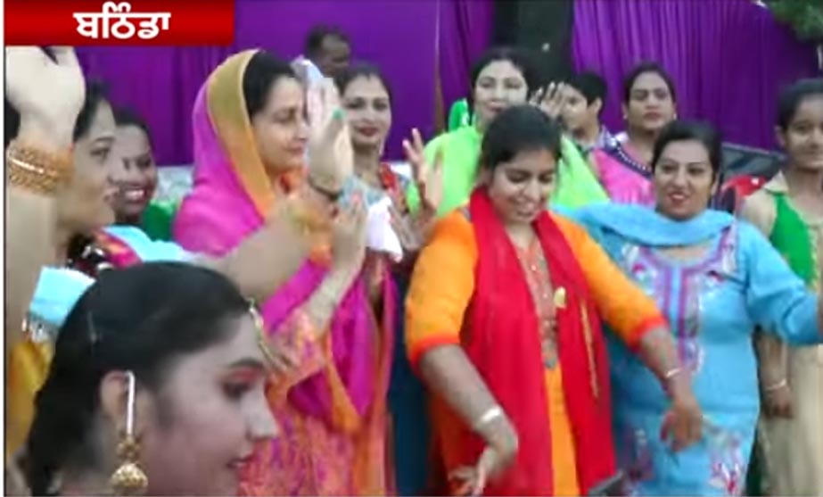 ਹਰਸਿਮਰਤ ਕੌਰ ਬਾਦਲ ਨੇ ਗਿੱਧਾ ਪਾ ਕੇ ਤੀਆਂ ਦੇ ਤਿਉਹਾਰ ''ਚ ਪਾਈ ਧਮਾਲ