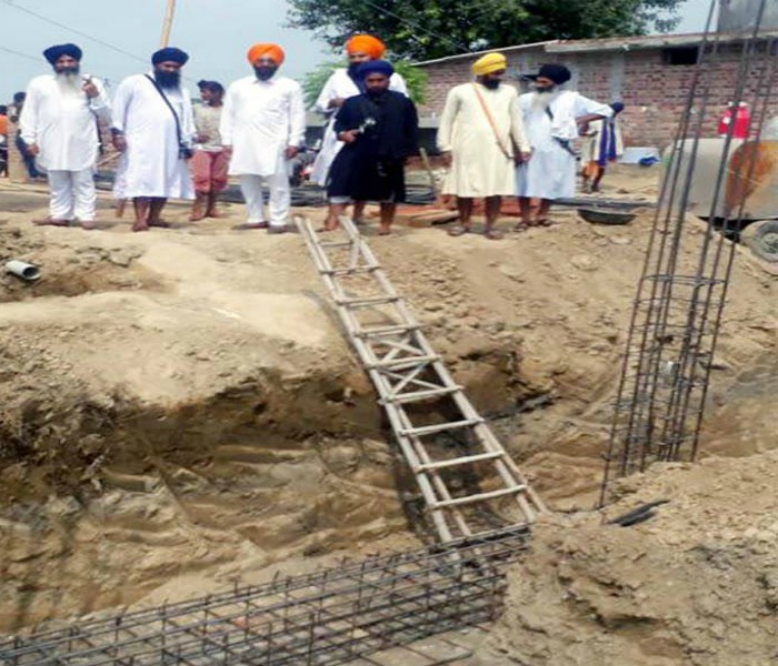 ਸਿਆਸੀ ਆਗੂਆਂ ਨੇ ਗੁਰਦੁਆਰਾ ਸਾਹਿਬ ਦਾ ਰੱਖਿਆ ਨੀਂਹ ਪੱਥਰ, ਸਿੱਖ ਜਥੇਬੰਦੀਆਂ ਨੇ ਪ੍ਰਗਟਾਇਆ ਇਤਰਾਜ਼