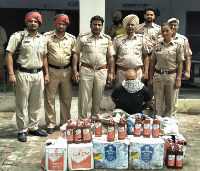 ਪੱਠਿਆਂ ਹੇਠ ਲੁਕੋ ਕੇ ਰੱਖੀ 1 ਲੱਖ 80 ਹਜ਼ਾਰ ਐੱਮ. ਐੱਲ. ਸ਼ਰਾਬ ਬਰਾਮਦ