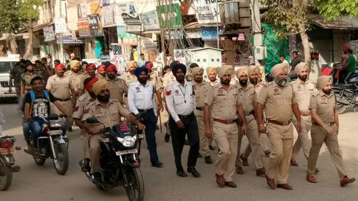 ਡੀ.ਐੱਸ.ਪੀ., ਐੱਸ.ਐੱਚ.ਓ. ਵਲੋਂ ਅਜ਼ਾਦੀ ਦਿਹਾੜੇ ਨੂੰ ਮੁੱਖ ਰੱਖਦਿਆਂ ਕੱਢਿਆ ਗਿਆ ਫਲੈਗ ਮਾਰਚ