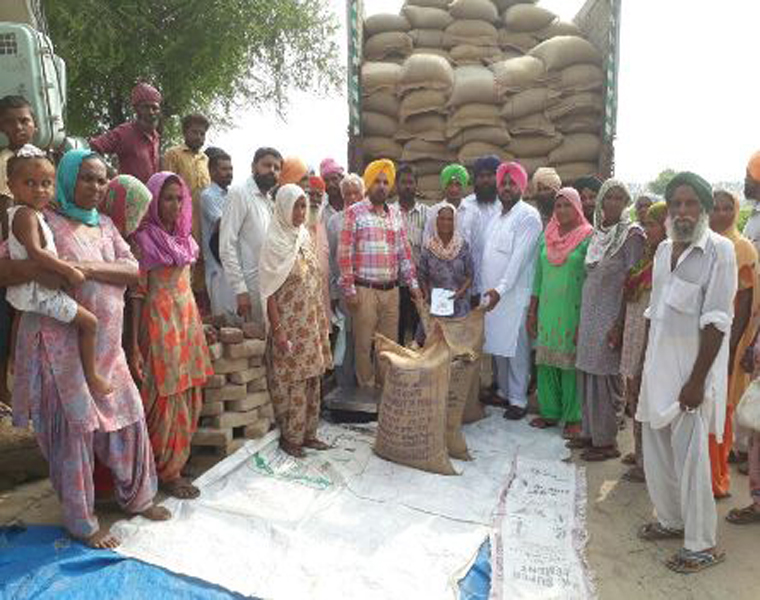 ਪਿੰਡ ਦਰੀਆਪੁਰ ਕਲਾਂ ਵਿਖੇ ਲਾਭਪਾਤਰੀ ਕਾਰਡਾਂ ਤੇ ਕਣਕ ਵੰਡੀ