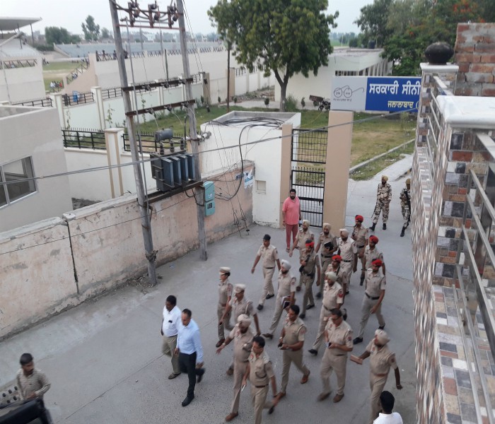 ਜਲਾਲਾਬਾਦ 'ਚ ਕੱਢਿਆ ਗਿਆ ਫਲੈਗ ਮਾਰਚ, ਡੇਰਾ ਮੁਖੀ ਰਹੀਮ ਦੇ ਮਾਮਲੇ ਨੂੰ ਲੈ ਕੇ ਚੌਕਸੀ ਬਣਾਏ ਰੱਖਣ ਦੇ ਦਿੱਤੇ ਆਦੇਸ਼   (