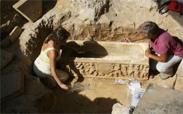 two ancient roman children found buried during the excavation in italy