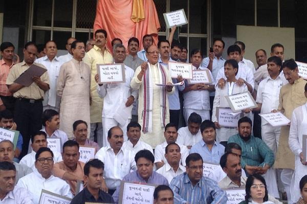 congress has suspended 14 gujarat mla