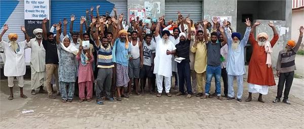 the sloganeering the gov by the sarpanch  congress workers at the leftrajputs