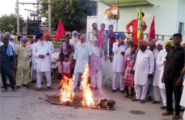 police raiding farmers   homes to torch the farmers   agitation of 22