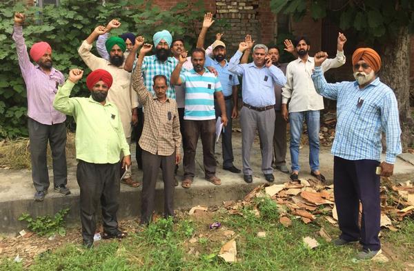 power workers protest rally in black bills