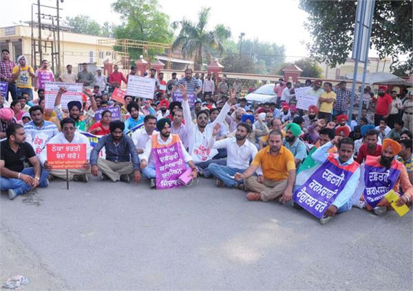 employees dare protesting before the education minister  s room