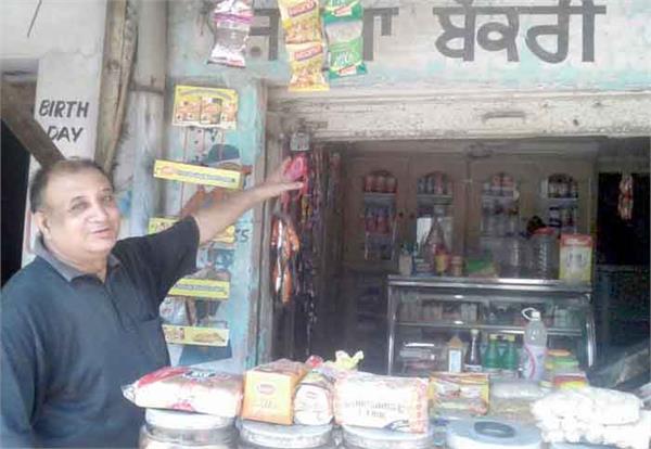 thieves broke the shutter shop and took away thousands of rupees